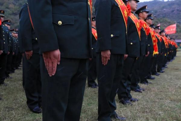 雪花纷飞时,退伍老兵与军营告别 雪花纷飞时,退伍老兵与军营告别