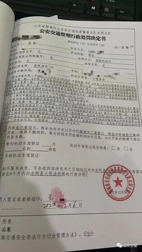 荒唐!无证、脱保、未年审 男子为躲交警钻坟地 荒唐!无证、脱保、未年审 男子为躲交警钻坟地