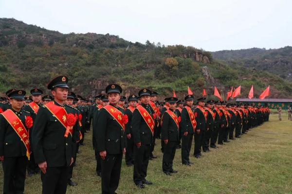 雪花纷飞时,退伍老兵与军营告别 雪花纷飞时,退伍老兵与军营告别