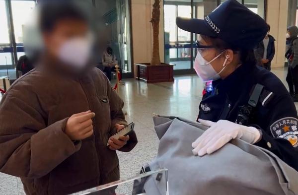 粗心！大学生双肩包落在安检仪上，幸亏……