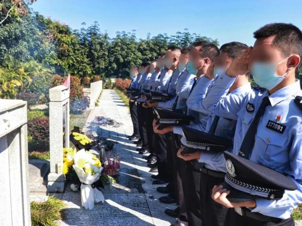 牺牲一周年,蔡晓东烈士的墓前早已摆满…… 牺牲一周年,蔡晓东烈士的墓前早已摆满……