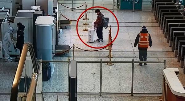 粗心！大学生双肩包落在安检仪上，幸亏……