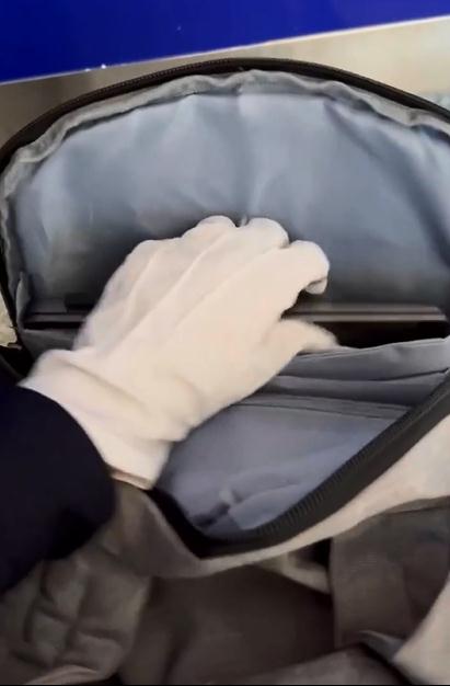 粗心！大学生双肩包落在安检仪上，幸亏……