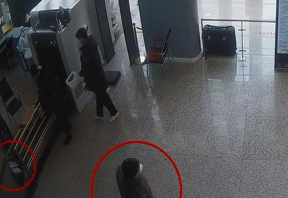 粗心！大学生双肩包落在安检仪上，幸亏……
