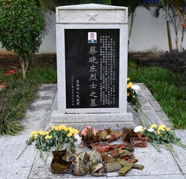 牺牲一周年,蔡晓东烈士的墓前早已摆满…… 牺牲一周年,蔡晓东烈士的墓前早已摆满……