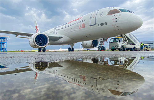 全球首架国产C919飞机正式交付 国产民机从研发制造转入商业运营