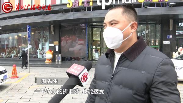 闹心!花3680元买的黑短袖一洗就泛白 店员:衣服质量没问题 闹心!花3680元买的黑短袖一洗就泛白 店员:衣服质量没问题