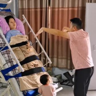 90后小伙每天唱歌跳舞唤醒植物人妻子：只要我能力还允许，我就会一直陪着她