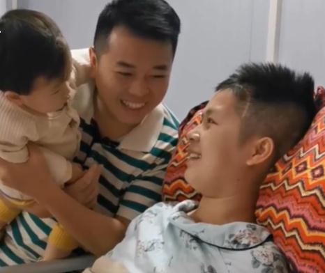 90后小伙每天唱歌跳舞唤醒植物人妻子：只要我能力还允许，我就会一直陪着她