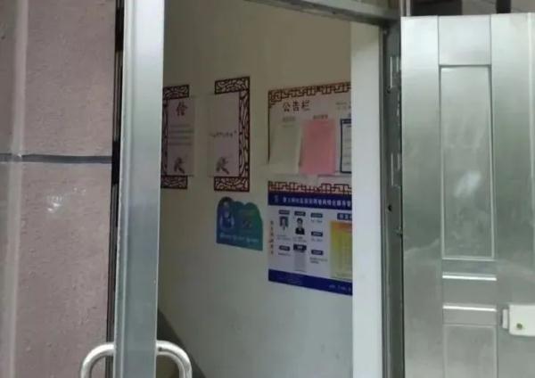 只因为在楼道多看了一眼~