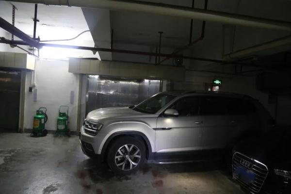 蹲在车前玩耍,2岁幼童被撞!交警提醒:这些千万要注意 蹲在车前玩耍,2岁幼童被撞!交警提醒:这些千万要注意