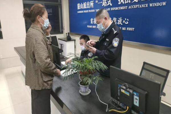 只因为在楼道多看了一眼~