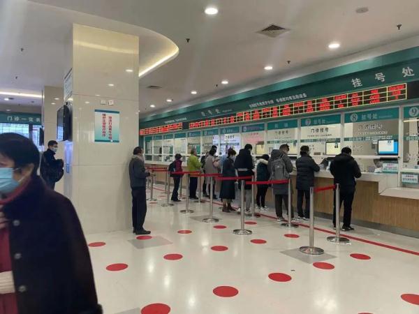 直击上海各医院周一“早高峰”：总体平稳，门急诊流程调整，发热门诊就诊小幅提升