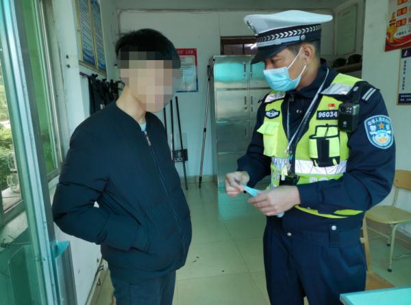 17岁学生无证驾驶，民警到学校找人，罚！