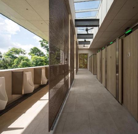 一览无遗?深圳一公园露天公厕引争议,回应:隐私有保障,备受好评 一览无遗?深圳一公园露天公厕引争议,回应:隐私有保障,备受好评