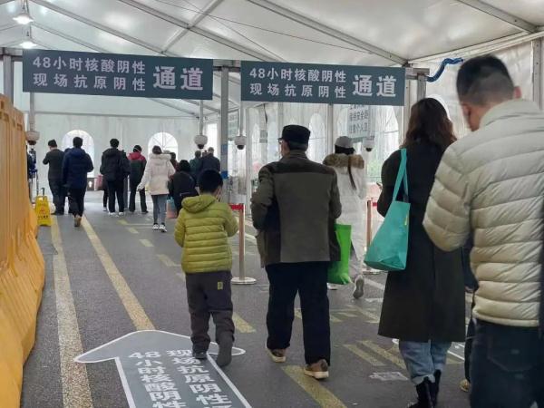 直击上海各医院周一“早高峰”：总体平稳，门急诊流程调整，发热门诊就诊小幅提升