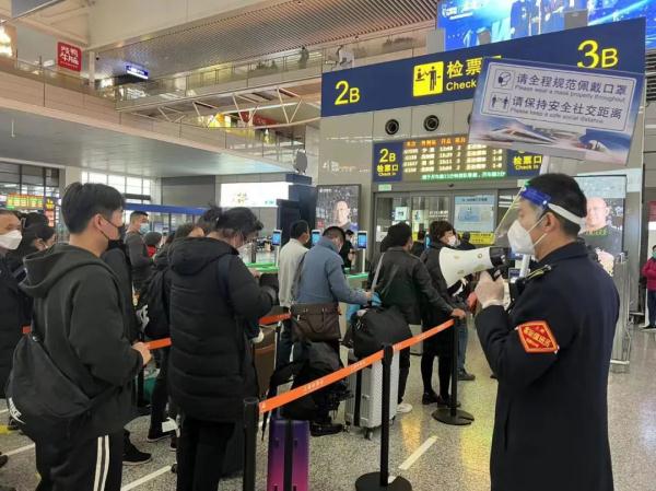 上海各火车站和机场出行人数明显增多