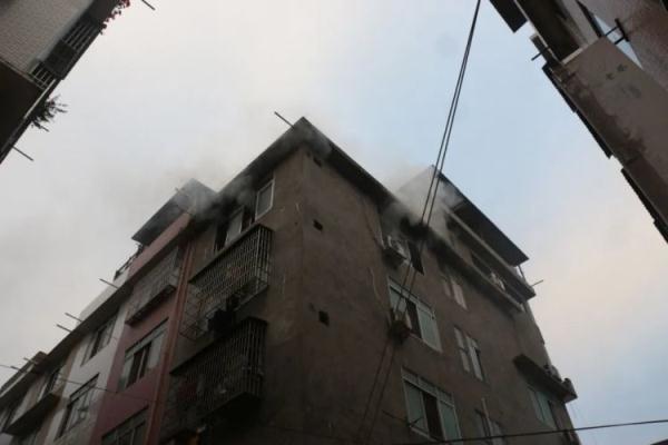 “熊孩子”模仿大人“坏习惯”，结果把卧室烧了……