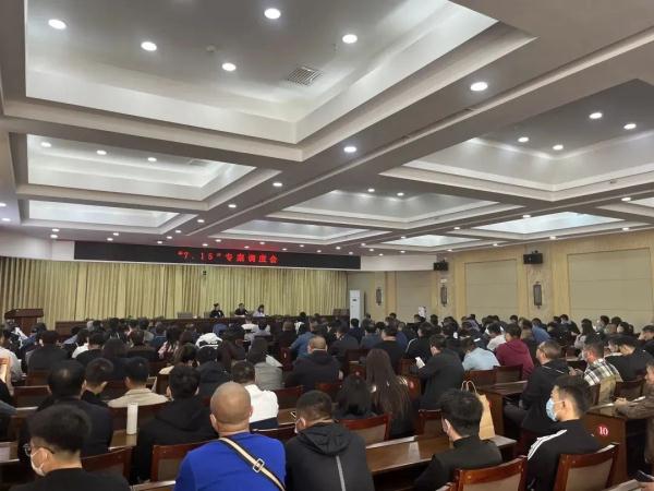现金堆成小山！洗钱120亿，63人被抓捕！