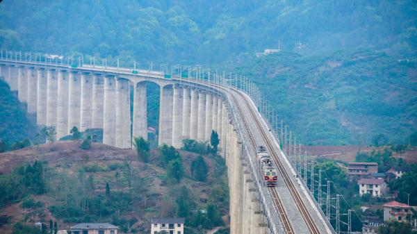 奋战800天 重庆铁警护航重庆铁路东环线建设