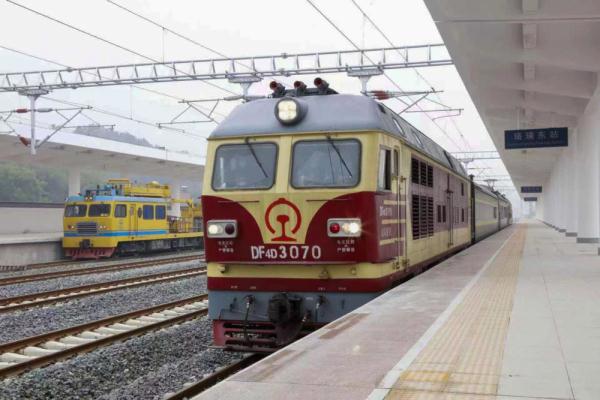 奋战800天 重庆铁警护航重庆铁路东环线建设