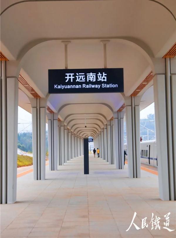 记录车站的美体验团成员纷纷用镜头开远南站,红河站列车先后经停当天