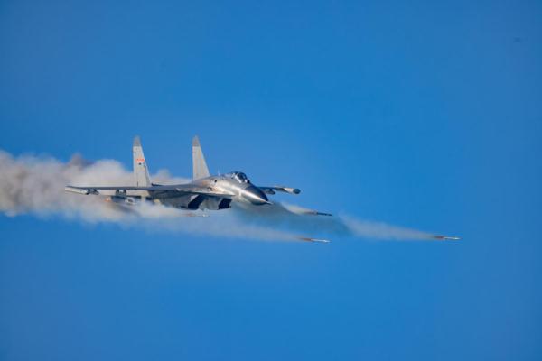 南部战区空军航空兵某旅新飞行员开展实弹射击训练