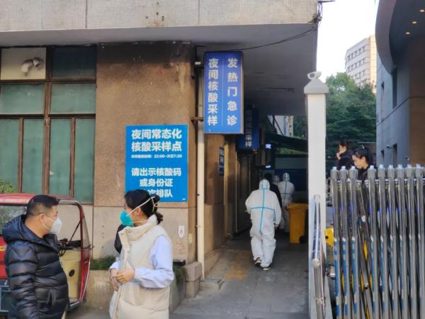 这里每天都有“两条杠”检出！上海医院发热门诊什么情况？排队了吗，何时该去就诊？