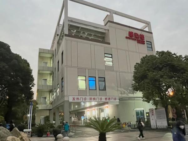 这里每天都有“两条杠”检出！上海医院发热门诊什么情况？排队了吗，何时该去就诊？