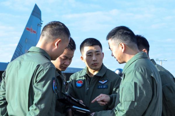 南部战区空军航空兵某旅新飞行员开展实弹射击训练
