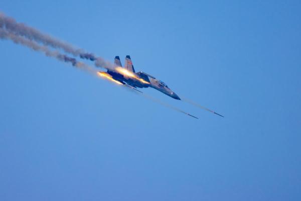 南部战区空军航空兵某旅新飞行员开展实弹射击训练