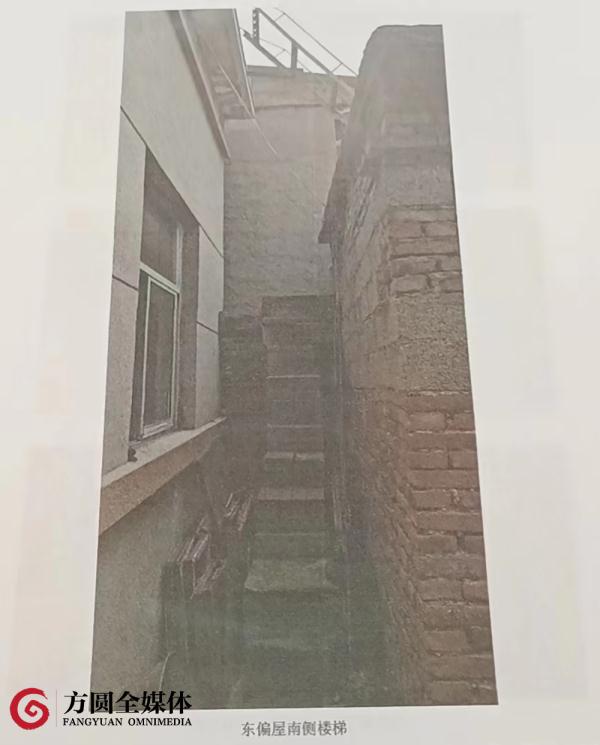 夜半时分，男邻居从屋顶爬进了她的院子……