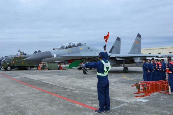 南部战区空军航空兵某旅新飞行员开展实弹射击训练