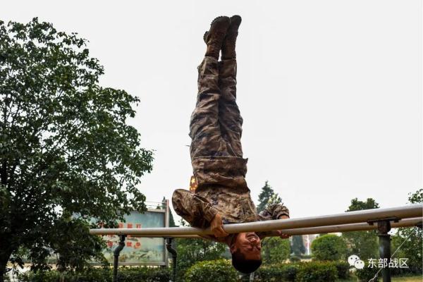 太牛了！单杠卷身上，他一口气做了649个！