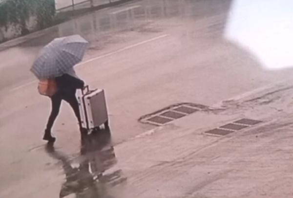 17岁女孩失踪23天，父亲：外套手机放河边，打捞未见踪影