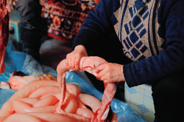 熏马肉、熏马肠……哈萨克族的传统“冬宰”