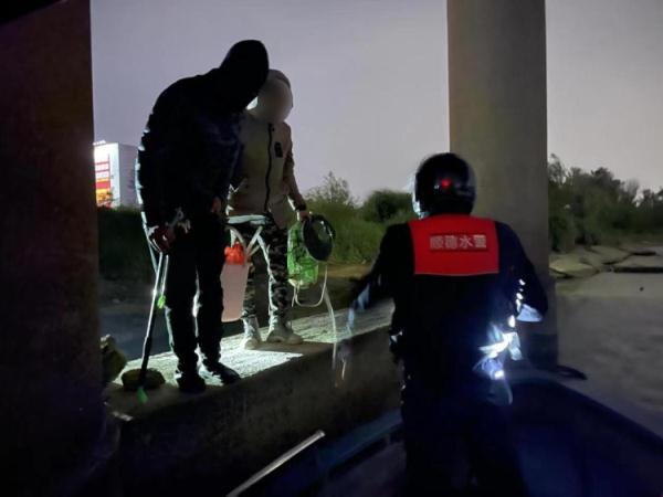 佛山两男子“沉浸式”夜钓，准备回家时，发现被困“孤岛”