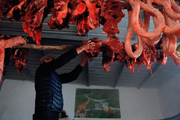 熏马肉、熏马肠……哈萨克族的传统“冬宰”