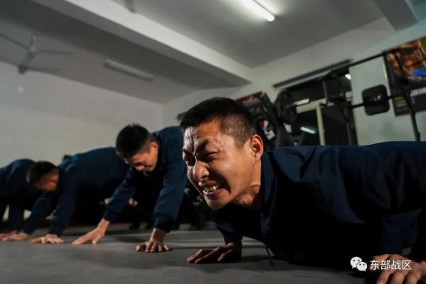 太牛了！单杠卷身上，他一口气做了649个！