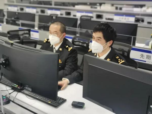上海浦东机场入境行李被加海关锁？箱内简直离谱