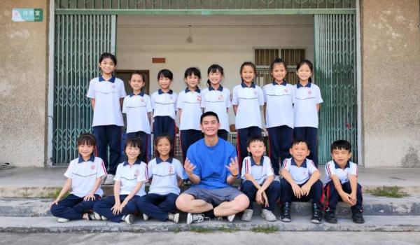 “95后”乡村小学音乐老师课余时间教学生们跳街舞 “95后”乡村小学音乐老师课余时间教学生们跳街舞