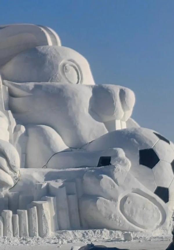 又增一景！哈尔滨群力江畔大白兔雪雕等你来打卡