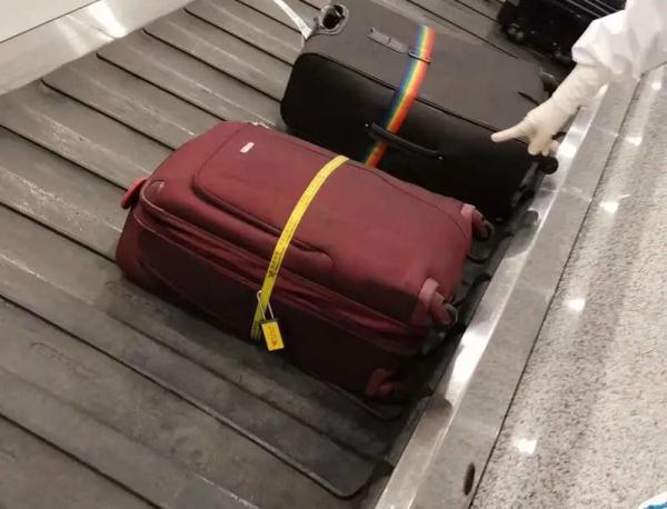 上海浦东机场入境行李被加海关锁？箱内简直离谱