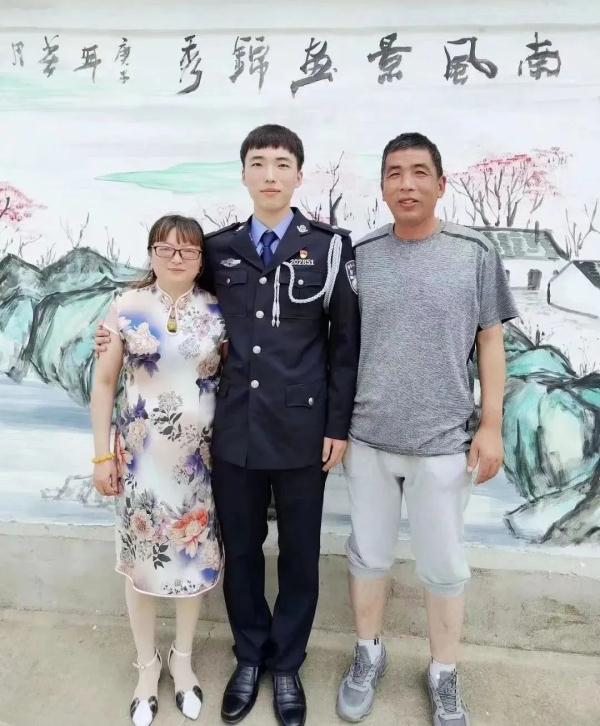 儿子殉职两年后,母亲在商场偶遇了一个小伙儿…… 儿子殉职两年后,母亲在商场偶遇了一个小伙儿……