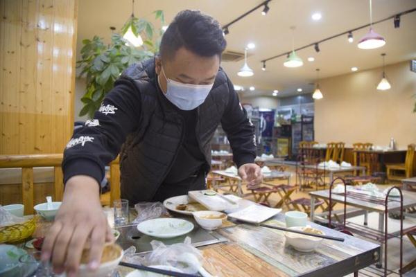 环卫工人吃早饭，餐饮店老板霸气免单：“吃碗面条要啥钱，下次再来我还免费！”
