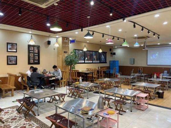 环卫工人吃早饭，餐饮店老板霸气免单：“吃碗面条要啥钱，下次再来我还免费！”