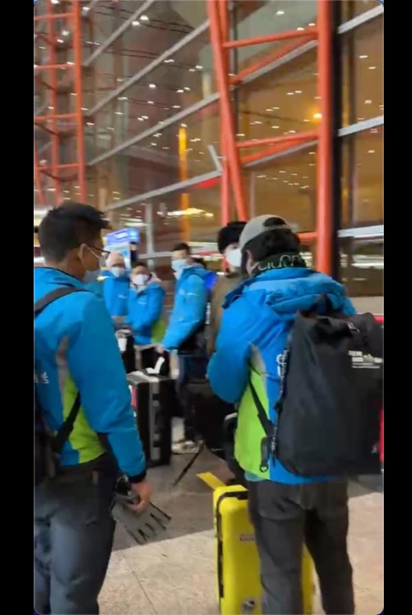 在飞机上,在大兴机场、在首都机场,到处都是进京的快递小哥 在飞机上,在大兴机场、在首都机场,到处都是进京的快递小哥