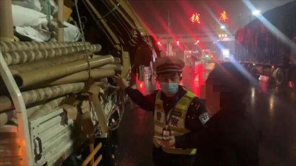 纸皮摞起两个车身高?别让货物成“祸”物 纸皮摞起两个车身高?别让货物成“祸”物