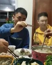 儿子殉职两年后,母亲在商场偶遇了一个小伙儿…… 儿子殉职两年后,母亲在商场偶遇了一个小伙儿……