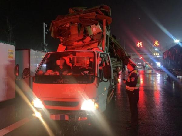 纸皮摞起两个车身高?别让货物成“祸”物 纸皮摞起两个车身高?别让货物成“祸”物